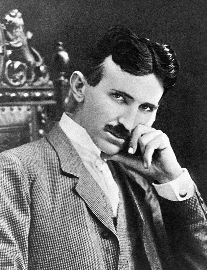 Nikola Tesla - https://pl.wikipedia.org/wiki/Nikola_Tesla#/media/Plik:N.Tesla.JPG